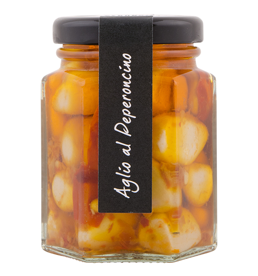 Knoblauchzehen in Chilimarinade